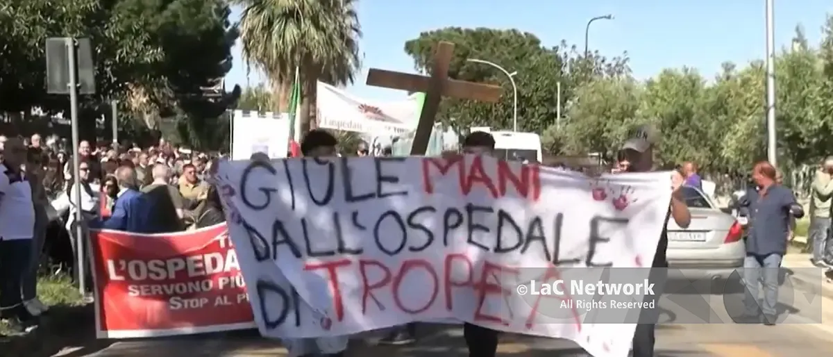 In piazza a difesa dell’ospedale, in migliaia a Tropea: «Chiediamo servizi e un’emergenza-urgenza funzionante»\n