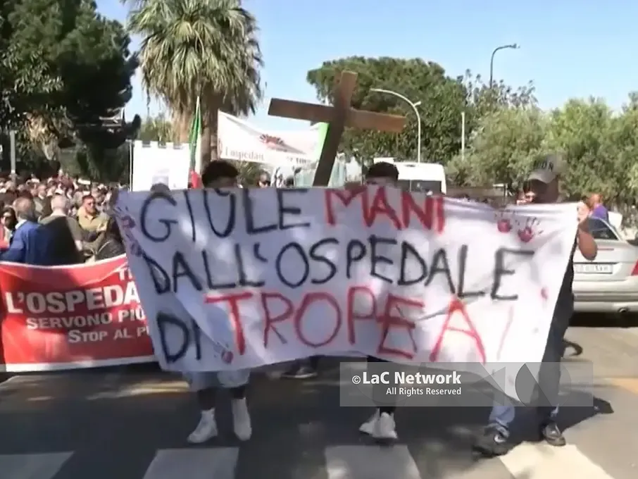 In piazza a difesa dell’ospedale, in migliaia a Tropea: «Chiediamo servizi e un’emergenza-urgenza funzionante»