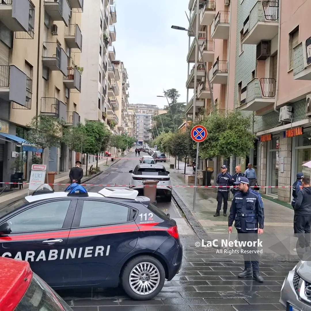 Cosenza, allarme bomba a via Rodotà: evacuata la scuola media, ma era una valigia vuota | VIDEO