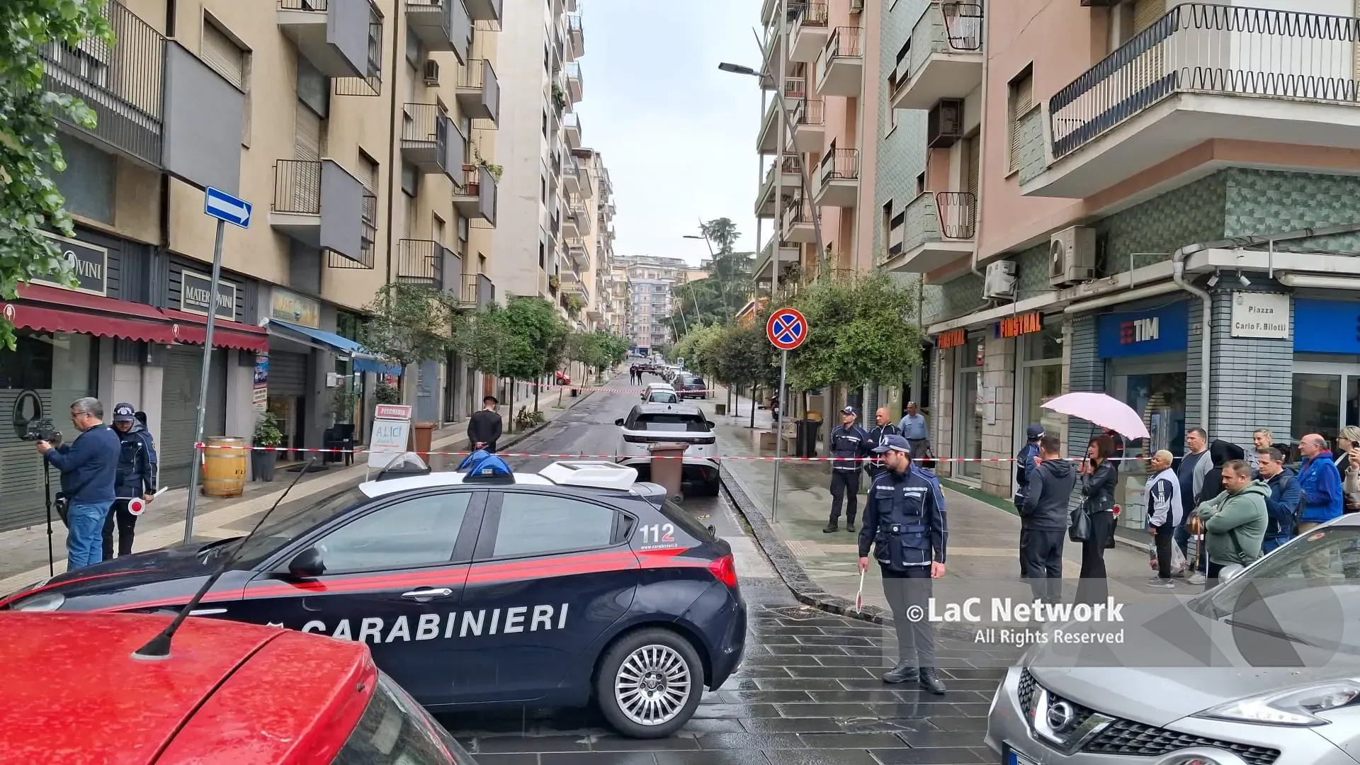 Cosenza, allarme bomba a via Rodotà: evacuata la scuola media, ma era una valigia vuota | VIDEO
