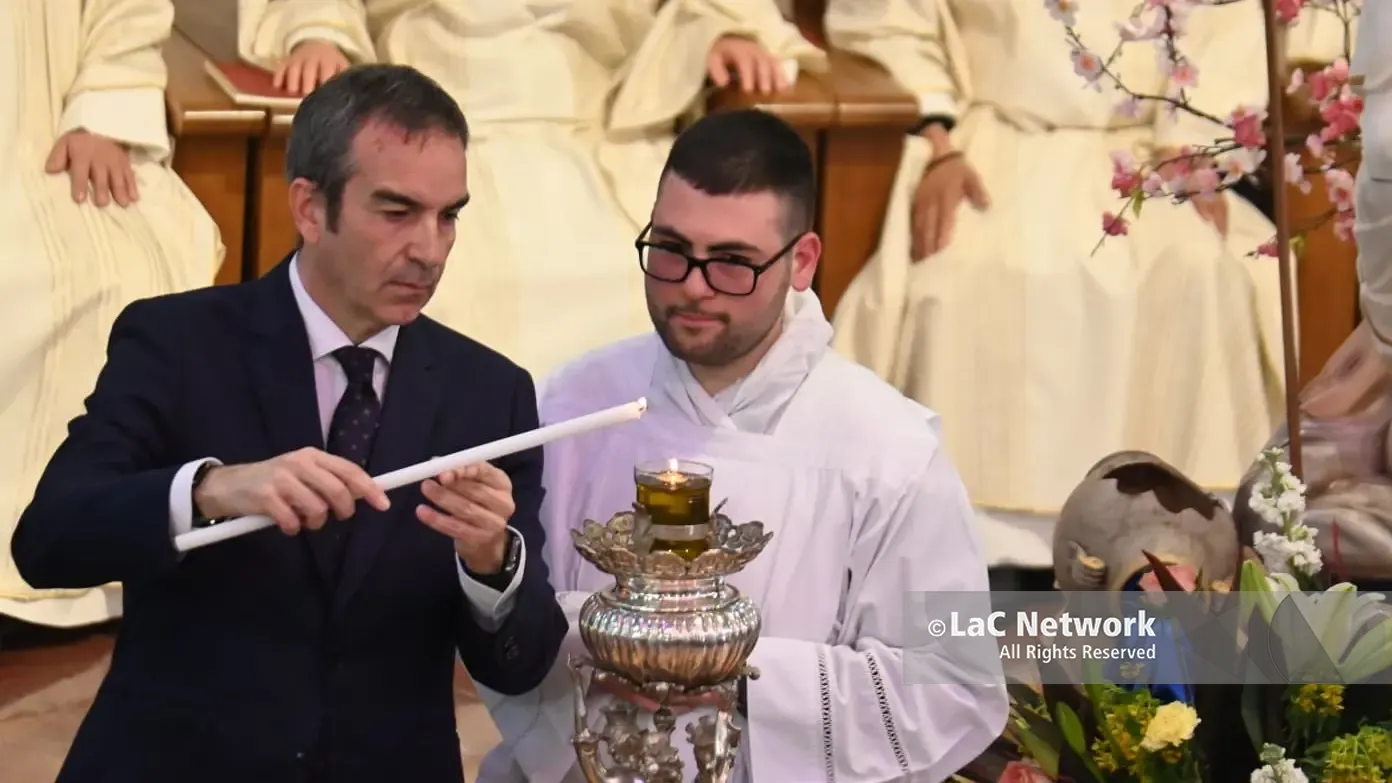 <p>Un momento della cerimonia</p>\\n
