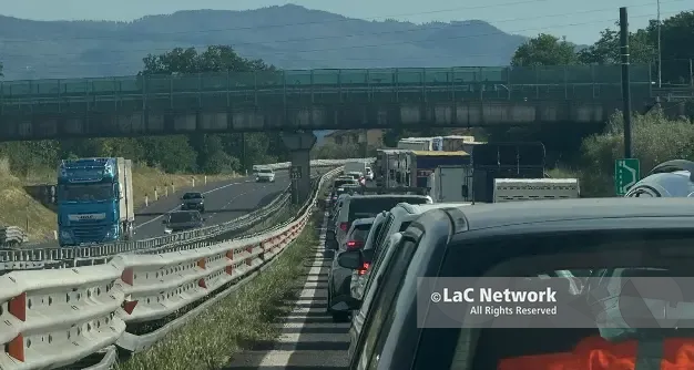 Incidente sull’A2 vicino Cosenza Nord: traffico rallentato e code in direzione Reggio Calabria\n