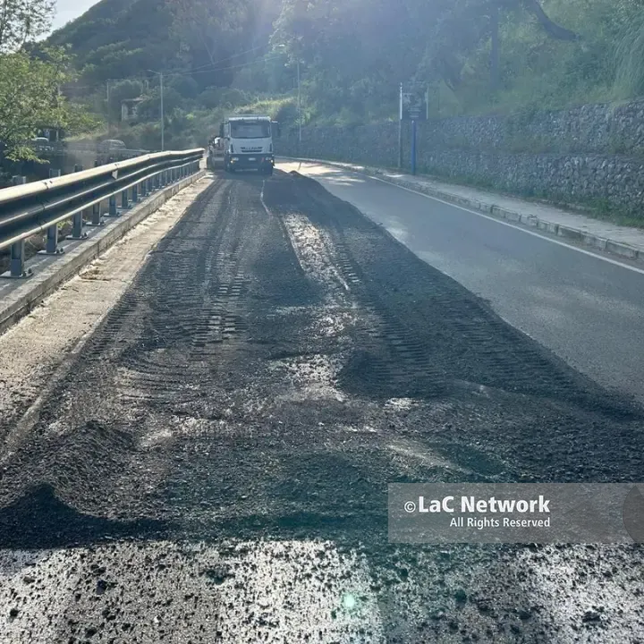 Longobardi, partiti i lavori sulla strada che aveva ceduto ancora: ruspe in azione dopo l’allarme dei residenti\n
