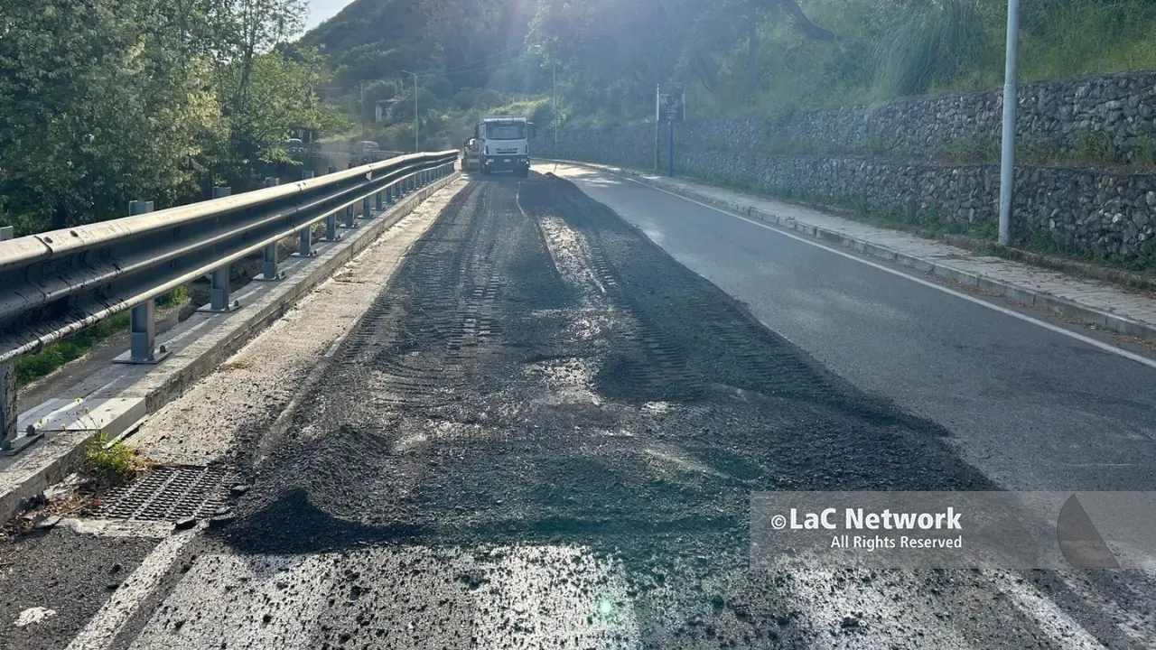 Longobardi, partiti i lavori sulla strada che aveva ceduto ancora: ruspe in azione dopo l’allarme dei residenti\n