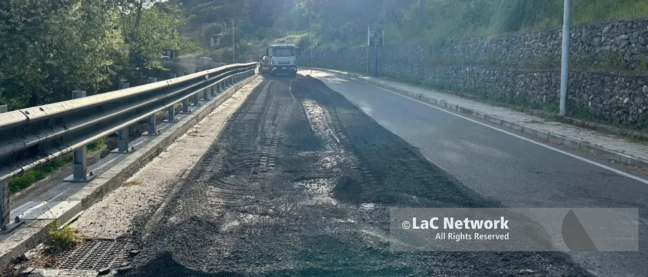 Longobardi, partiti i lavori sulla strada che aveva ceduto ancora: ruspe in azione dopo l’allarme dei residenti\n
