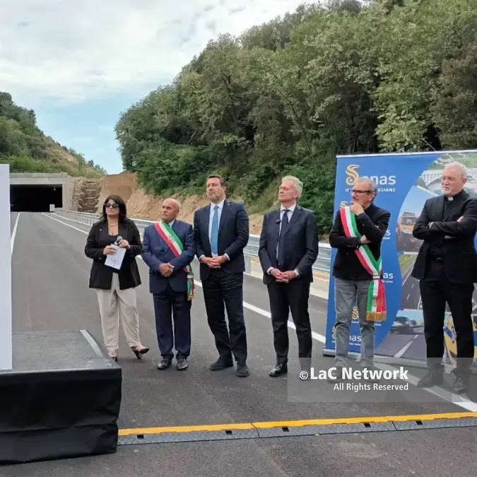 Trasversale delle Serre, Salvini inaugura il primo lotto a Vazzano: «Che ci faccio qui? L’Italia non è solo Roma»\n