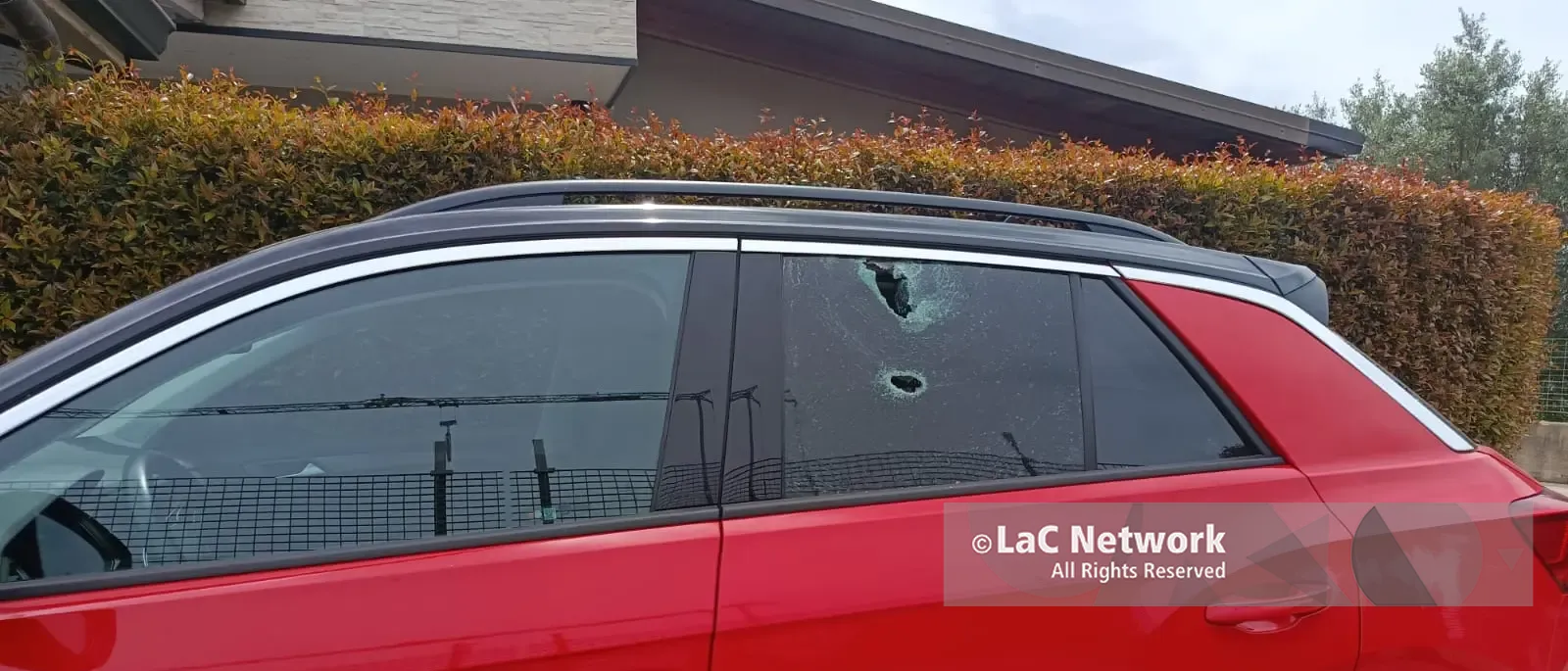 Nuova notte di terrore a Vibo: pioggia di fuoco contro auto e case, un colpo manda in frantumi la finestra di un bagno\n
