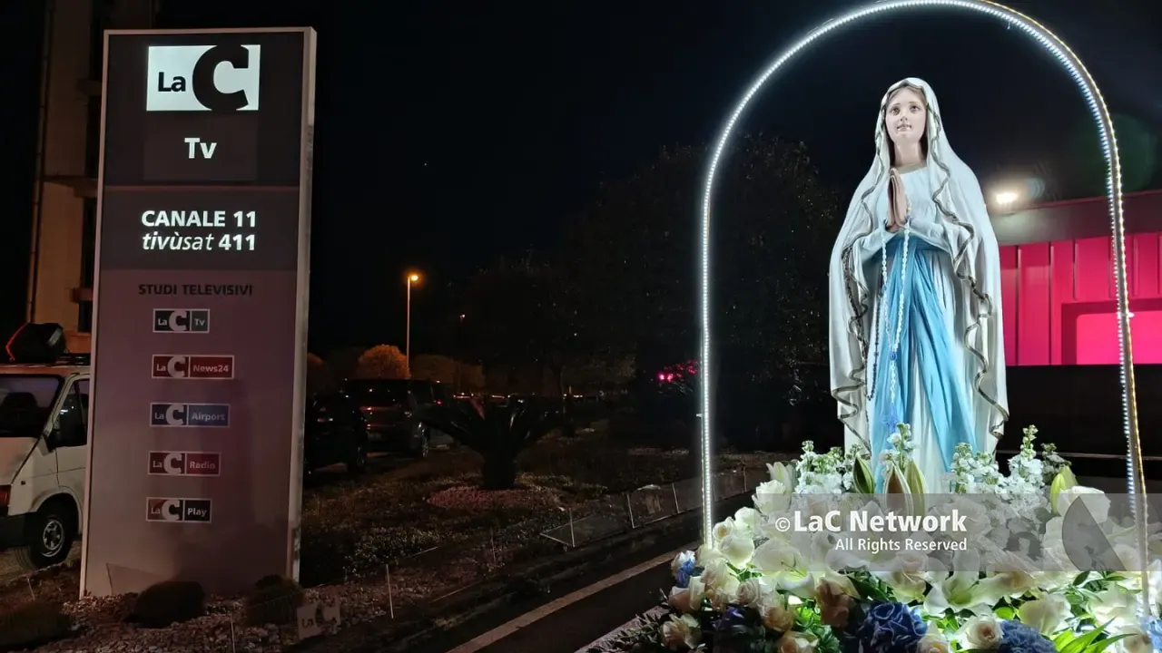 Intimidazioni nel Vibonese, la fiaccolata organizzata dalla Diocesi in diretta su LaC Tv