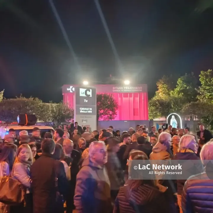 Intimidazioni nel Vibonese, la fiaccolata organizzata dalla Diocesi in diretta su LaC Tv