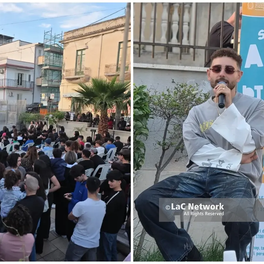 Rocco Hunt a Bova Marina incontra i giovani in Biblioteca: «La cultura sarà la nostra salvezza»\n