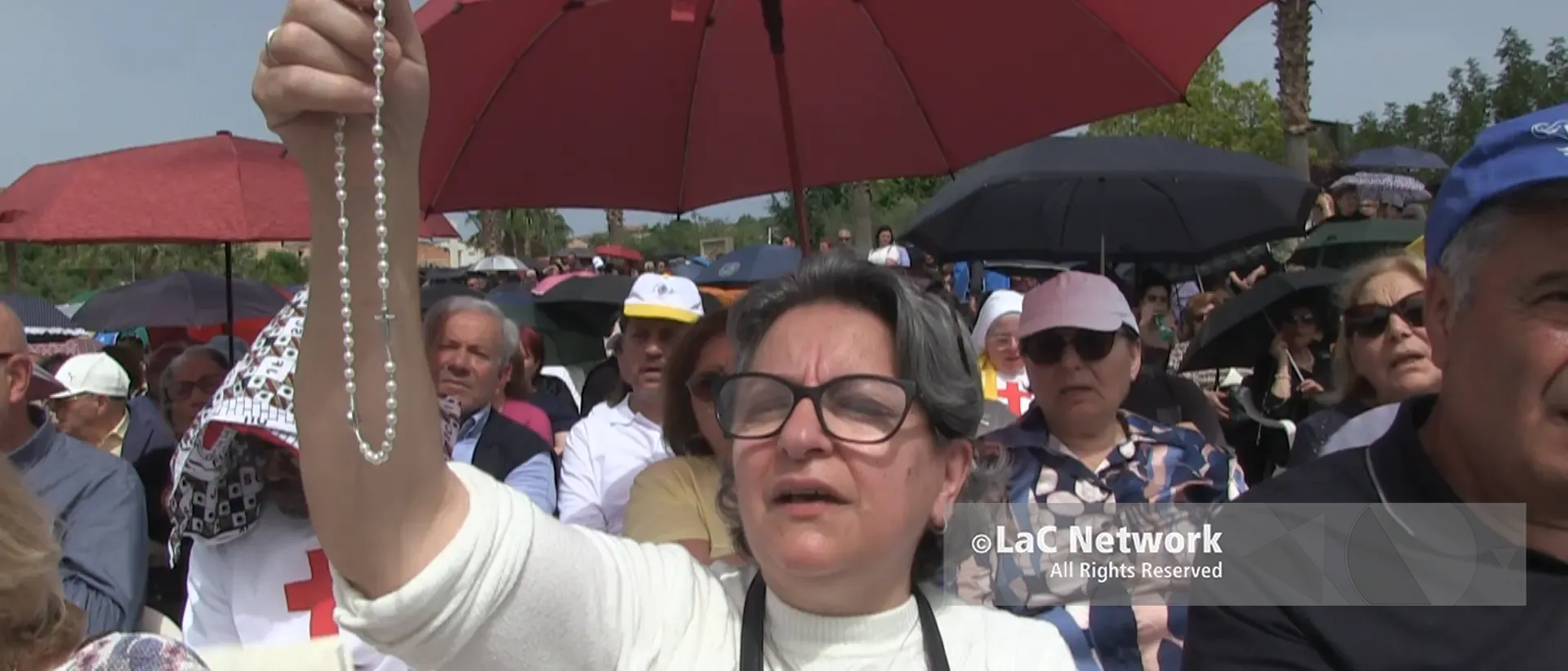 «Preghiamo per la pace»: le voci dei pellegrini arrivati a Paravati da tutta Italia per Mamma Natuzza\n