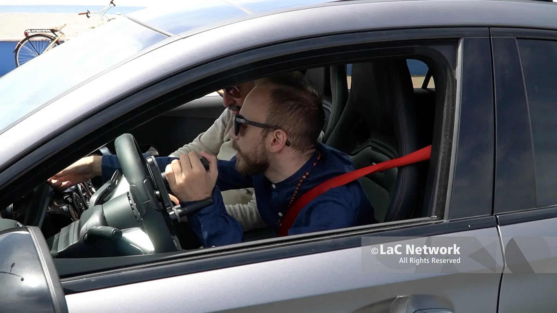 <p>Andrea Perrotta alla guida della sua auto, modificata con dispositivi speciali</p>\\n