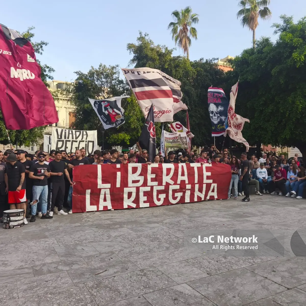 Reggina, la protesta della Curva Sud arriva in piazza: «Serve chiarezza sul futuro del club»\n