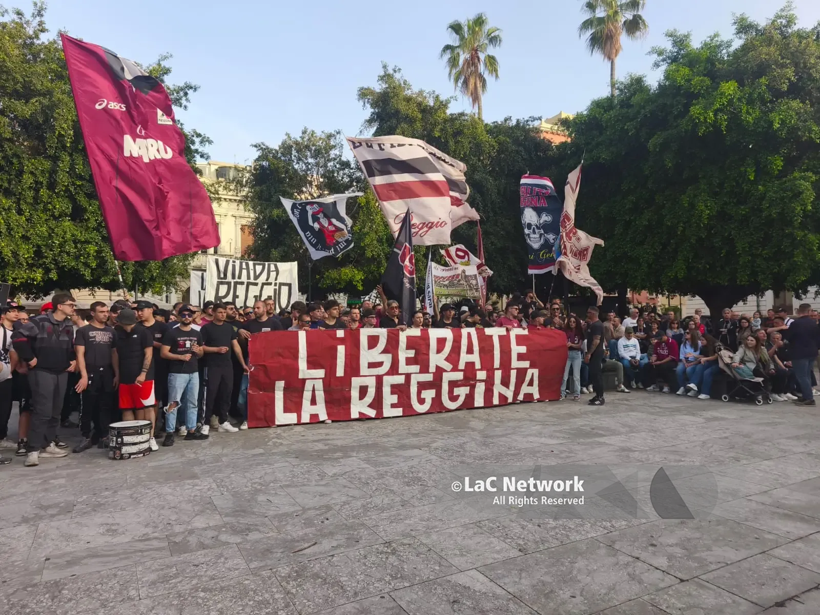 Reggina, la protesta della Curva Sud arriva in piazza: «Serve chiarezza sul futuro del club»\n