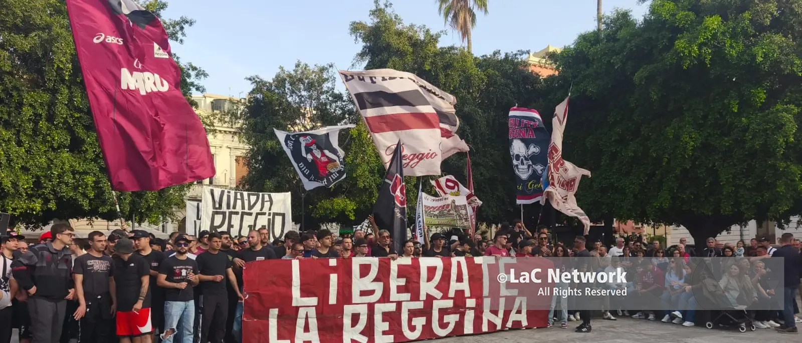 Reggina, la protesta della Curva Sud arriva in piazza: «Serve chiarezza sul futuro del club»\n
