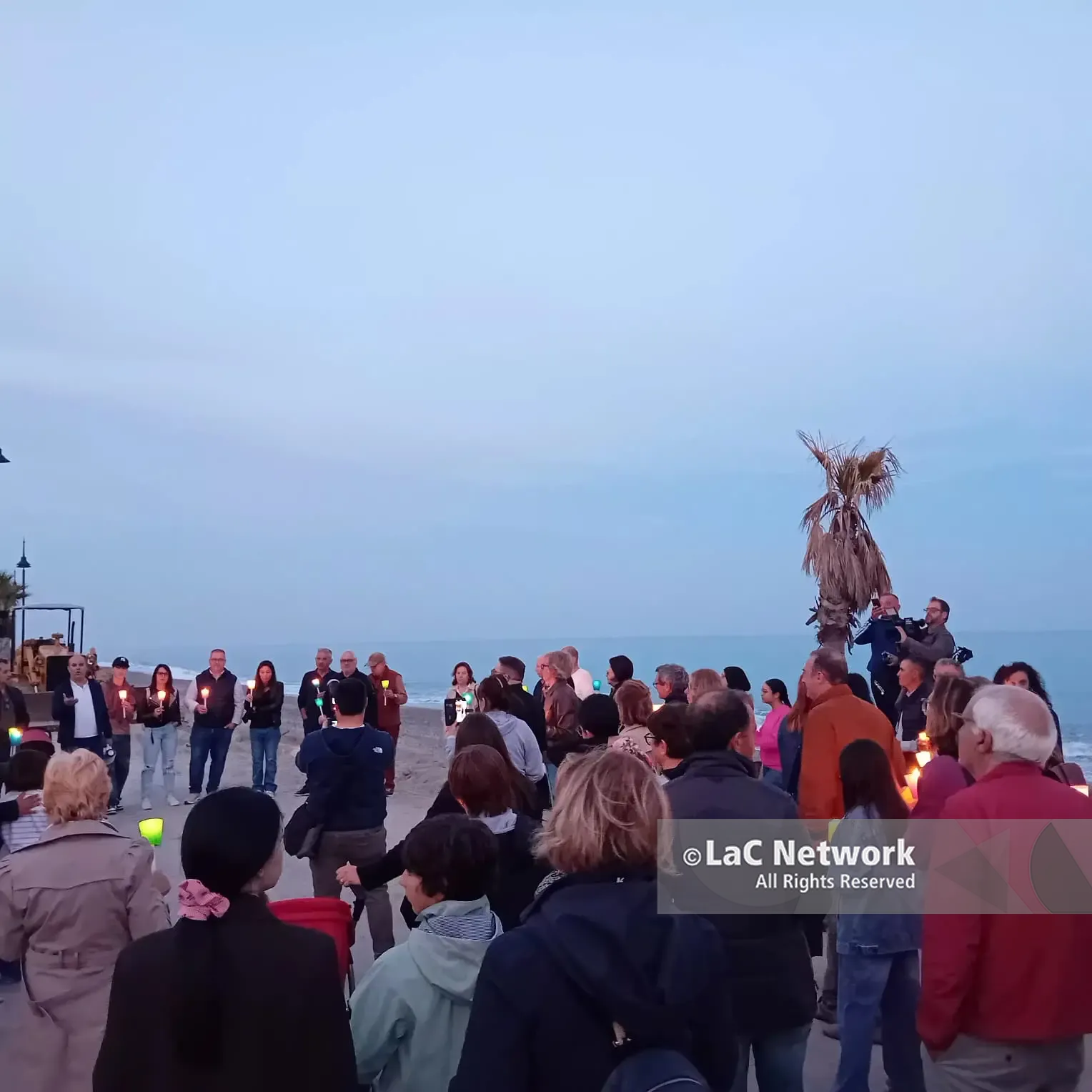 Caulonia, fiaccolata sul lungomare: cittadini e comitati chiedono interventi urgenti dopo il ciclone “Harry”\n