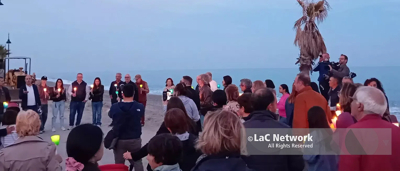 Caulonia, fiaccolata sul lungomare: cittadini e comitati chiedono interventi urgenti dopo il ciclone “Harry”\n
