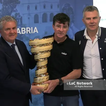 <p>La Calabria si tinge ancora di rosa: dopo le due tappe del Giro d’Italia arriva anche il Giro Next Gen 2026</p>