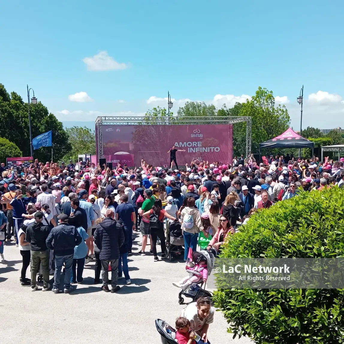 Il Giro d’Italia anima Catanzaro: il capoluogo si prepara al via della corsa verso Cosenza\n