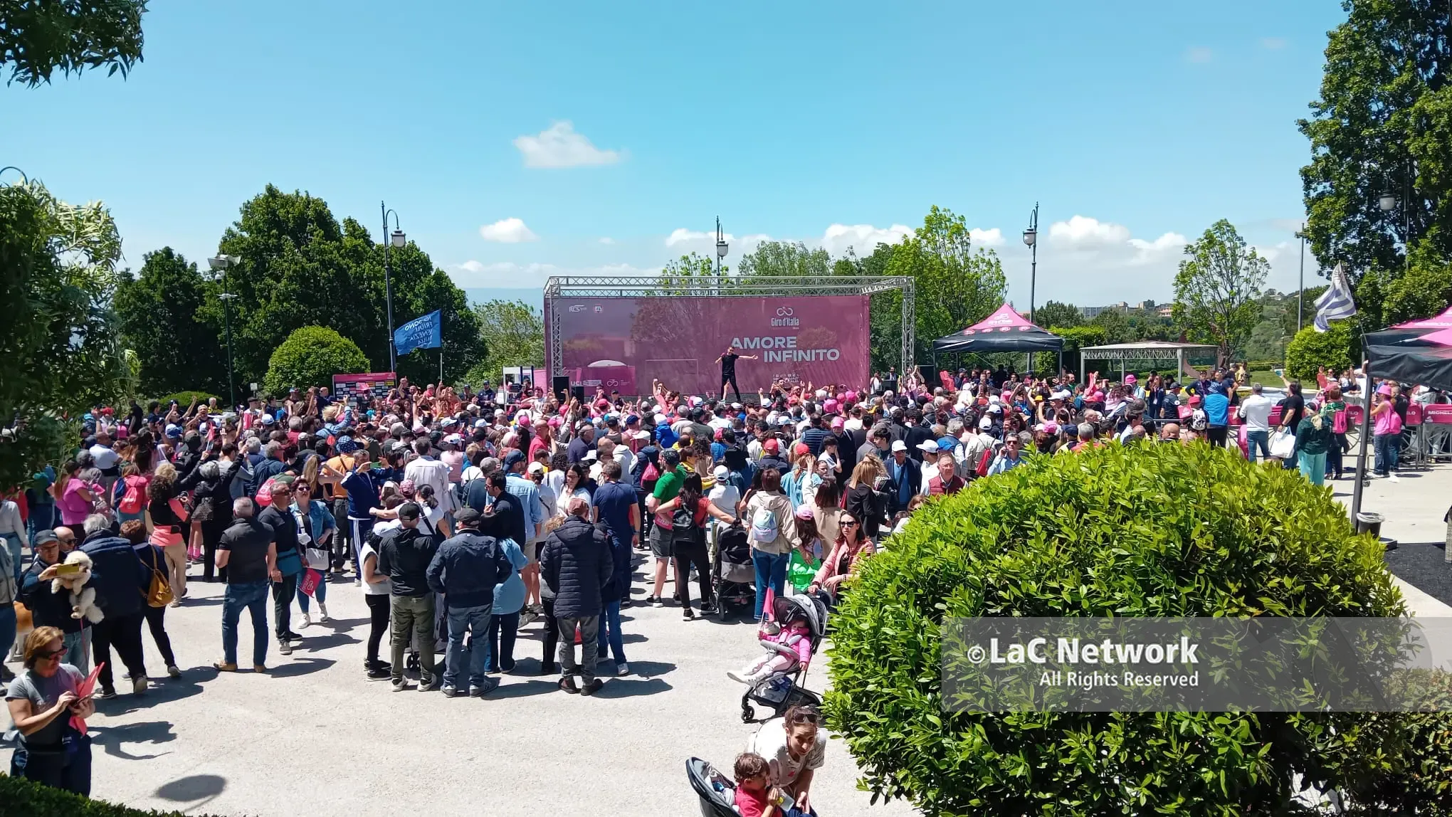 Il Giro d’Italia anima Catanzaro: il capoluogo si prepara al via della corsa verso Cosenza\n