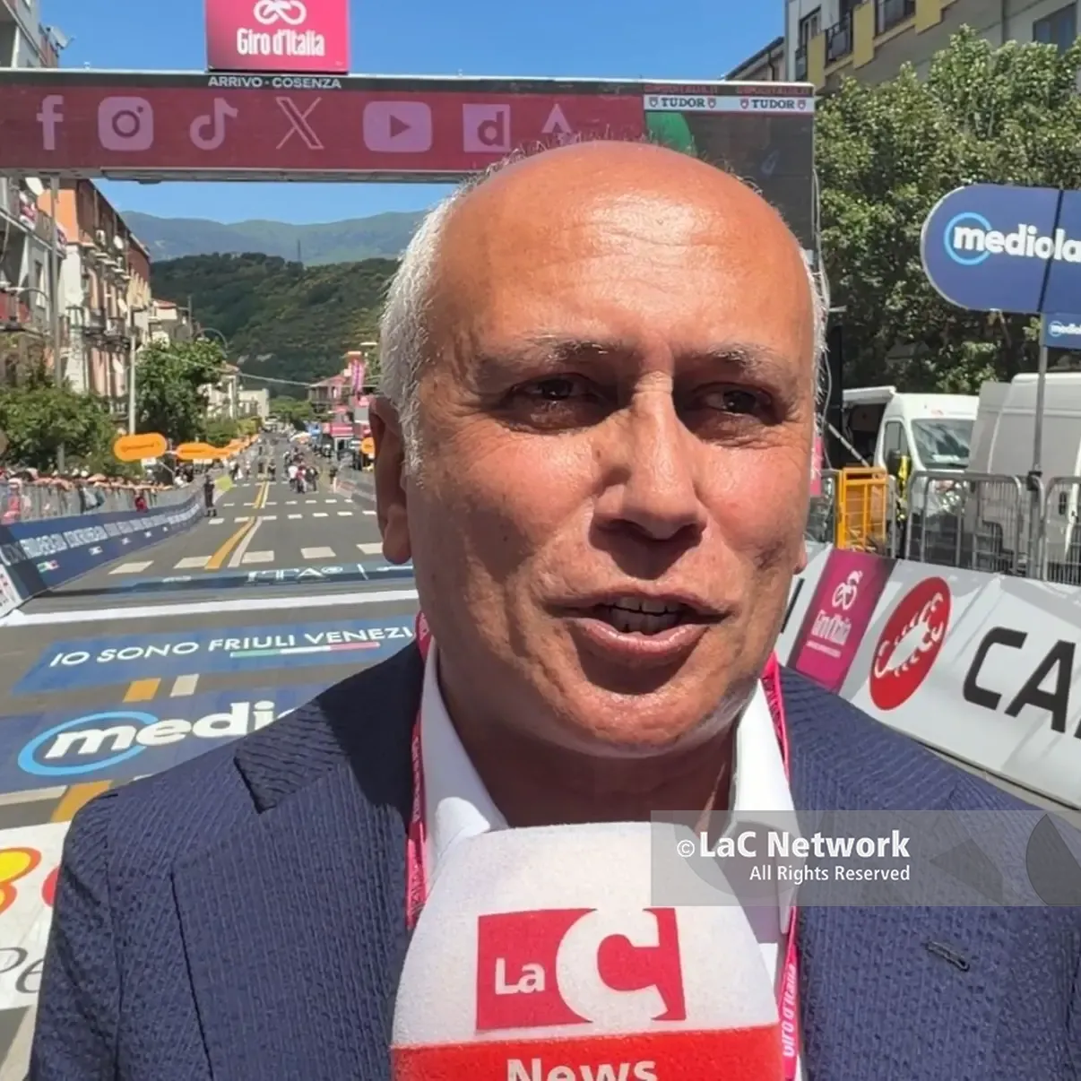 A Cosenza cresce l’attesa per l’arrivo del Giro d’Italia, Caruso: «Oggi la città si ricompatta nel nome di Faraca»\n
