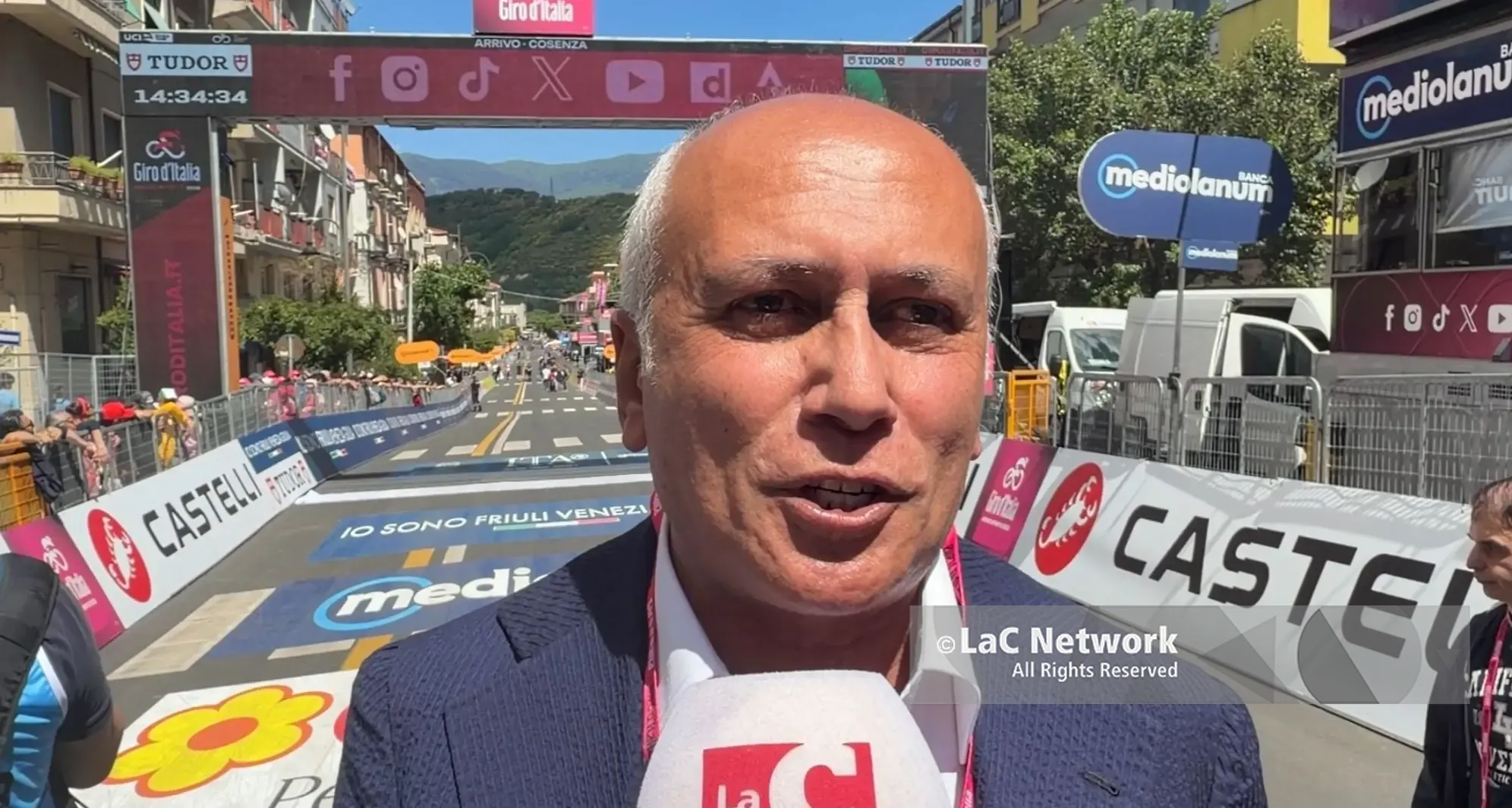 A Cosenza cresce l’attesa per l’arrivo del Giro d’Italia, Caruso: «Oggi la città si ricompatta nel nome di Faraca»\n
