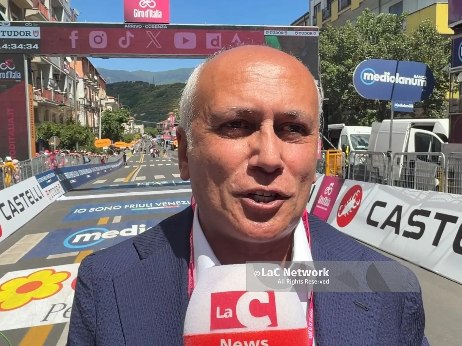 A Cosenza cresce l’attesa per l’arrivo del Giro d’Italia, Caruso: «Oggi la città si ricompatta nel nome di Faraca»