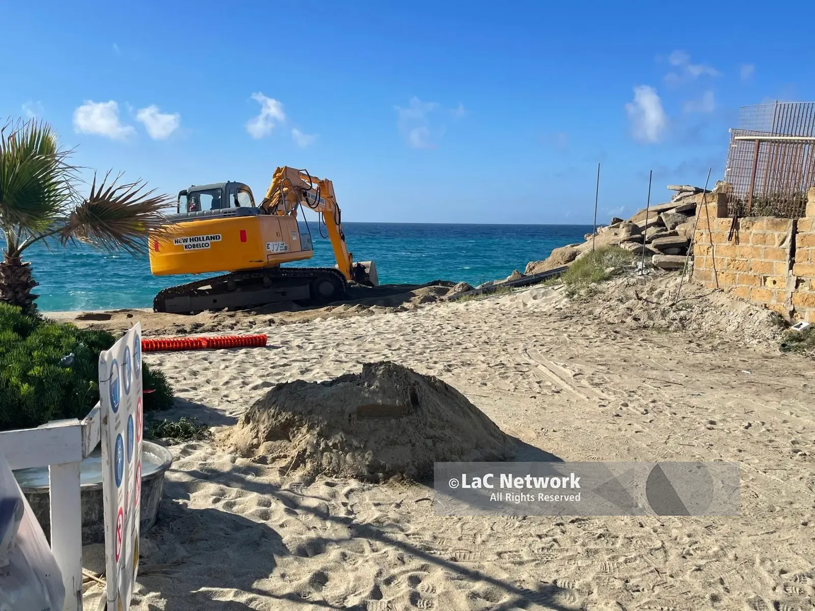 Ruspe in azione sulla spiaggia di Vibo Marina, i lavori sull’oleodotto Eni autorizzati da Autorità portuale e Comune