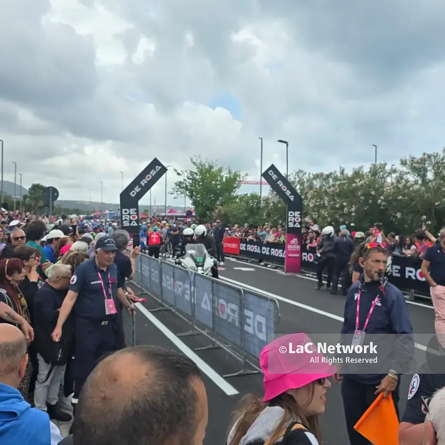 <p>Praia a Mare si tinge di rosa: la carovana del Giro d'Italia lascia la Calabria in direzione Potenza – VIDEO</p>