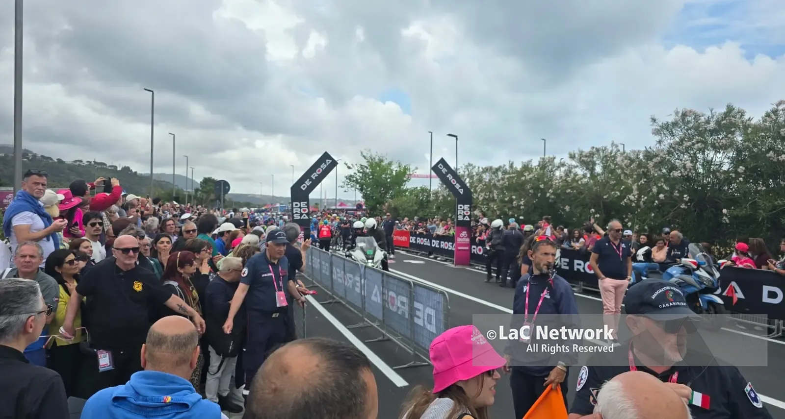 <p>Praia a Mare si tinge di rosa: la carovana del Giro d'Italia lascia la Calabria in direzione Potenza – VIDEO</p>