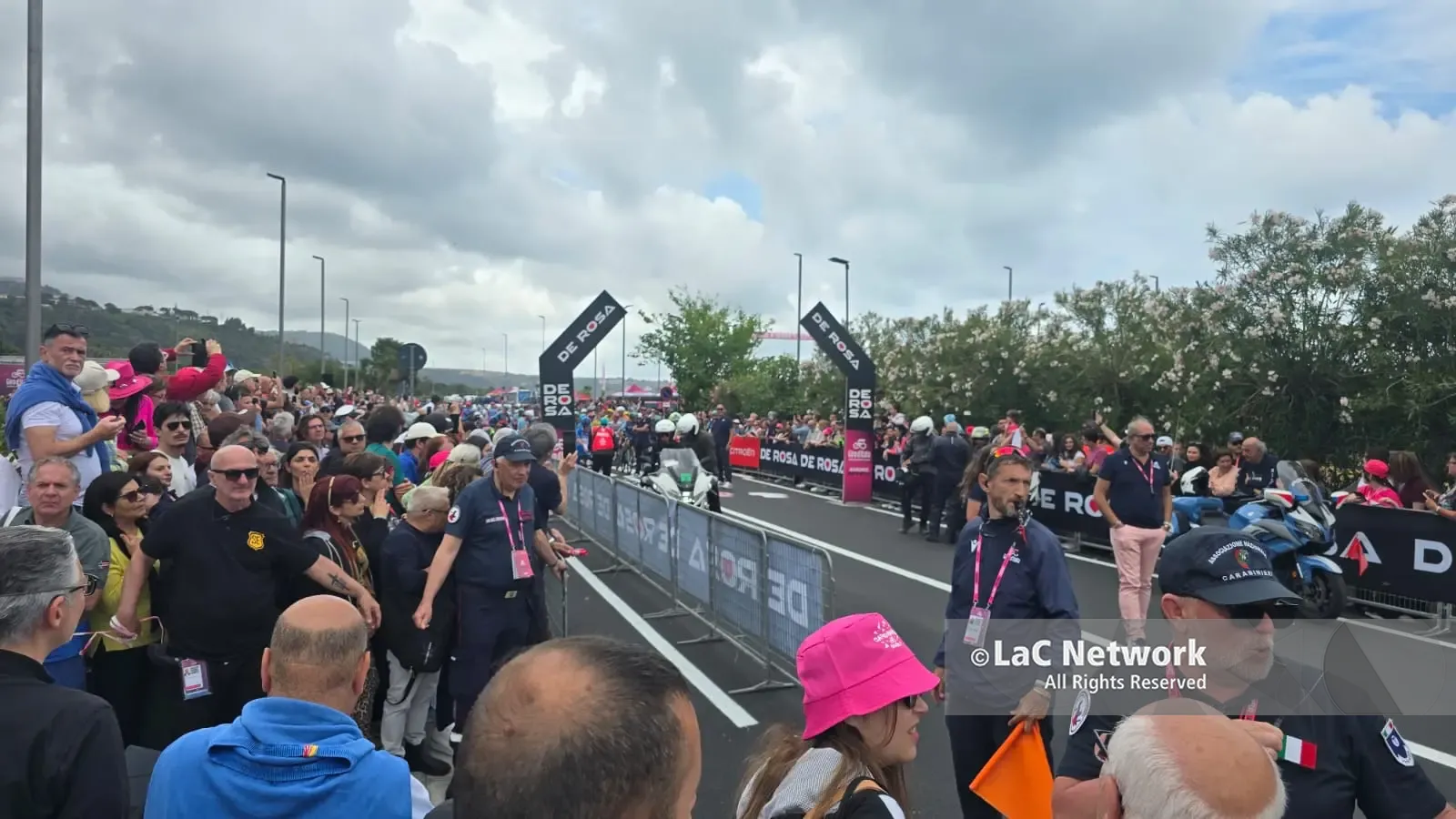 Praia a Mare si tinge di rosa:\u00A0la carovana del Giro d'Italia lascia la Calabria in direzione Potenza –\u00A0VIDEO\u00A0\n