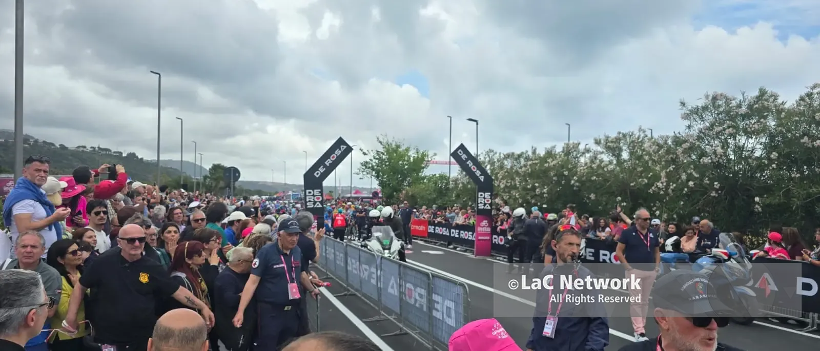 Praia a Mare si tinge di rosa:\u00A0la carovana del Giro d'Italia lascia la Calabria in direzione Potenza –\u00A0VIDEO\u00A0\n