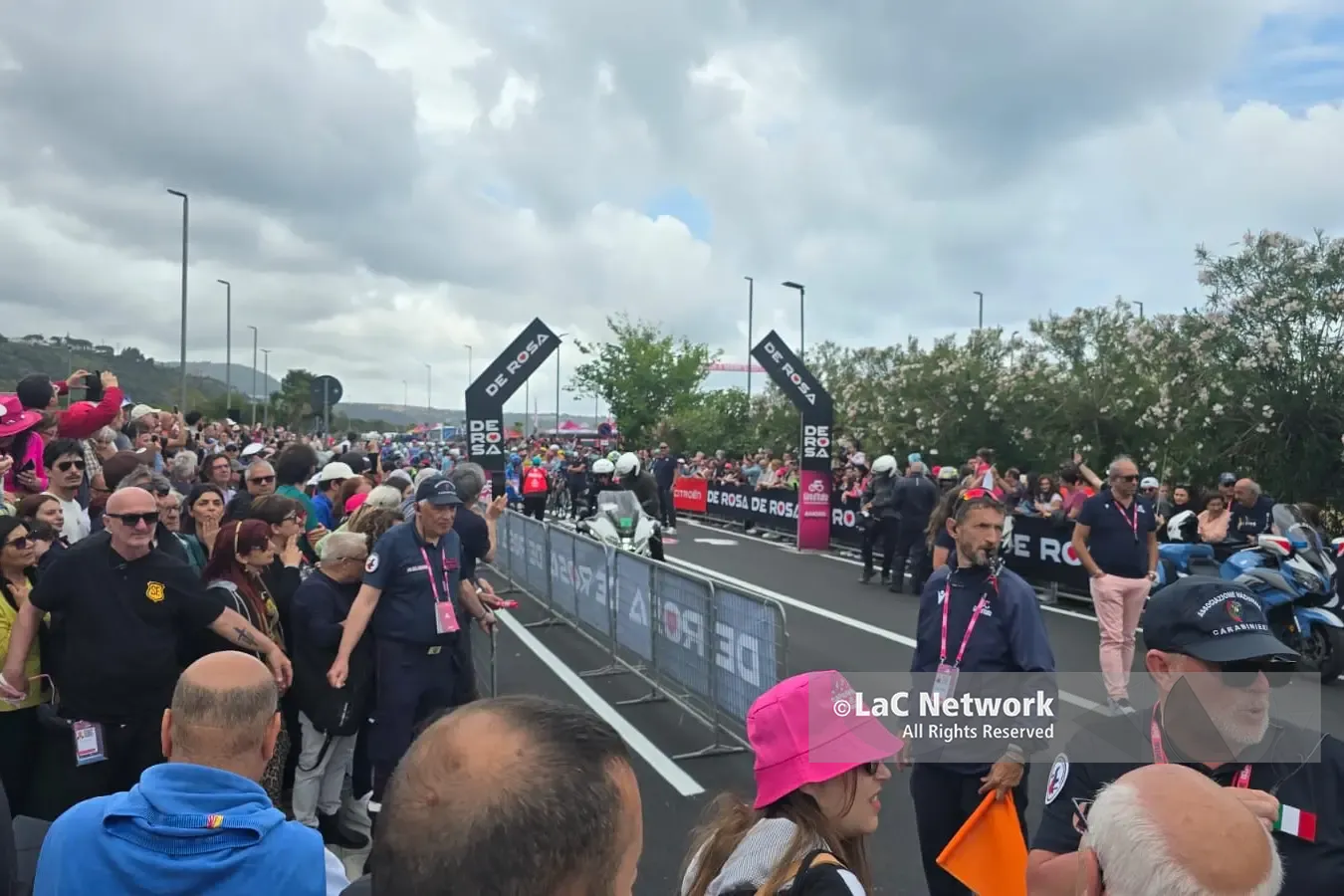 Praia a Mare si tinge di rosa:\u00A0la carovana del Giro d'Italia lascia la Calabria in direzione Potenza –\u00A0VIDEO\u00A0\n
