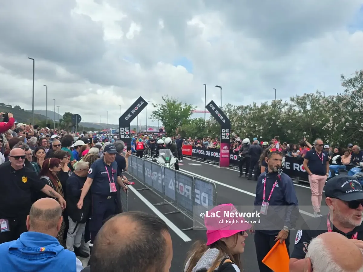 Praia a Mare si tinge di rosa: la carovana del Giro d'Italia lascia la Calabria in direzione Potenza – VIDEO