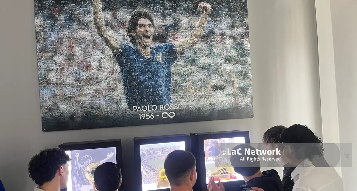 L'incessante omaggio a Paolo Rossi: fino al 29 maggio la mostra “Un ragazzo d’oro” a palazzo Crupi\n\n\n