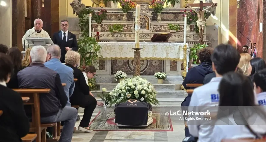 Dolore senza fine a Diamante, centinaia di persone per l'ultimo saluto al piccolo Giovanfrancesco\n