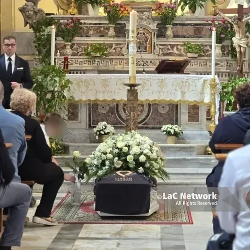 Dolore senza fine a Diamante, centinaia di persone per l'ultimo saluto al piccolo Giovanfrancesco\n