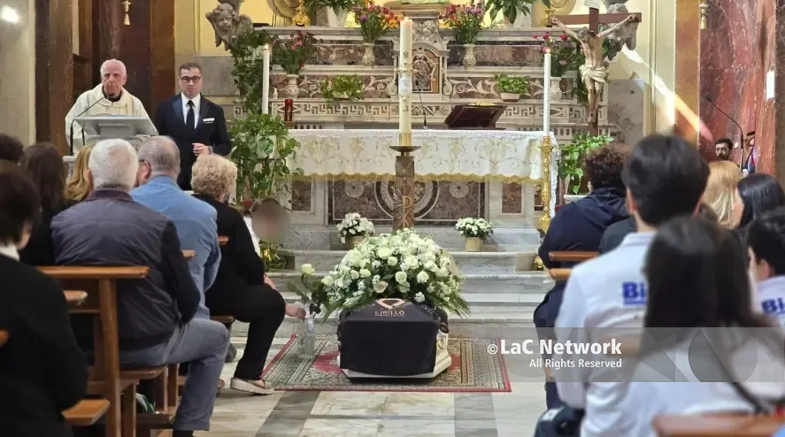 Dolore senza fine a Diamante, centinaia di persone per l'ultimo saluto al piccolo Giovanfrancesco\n