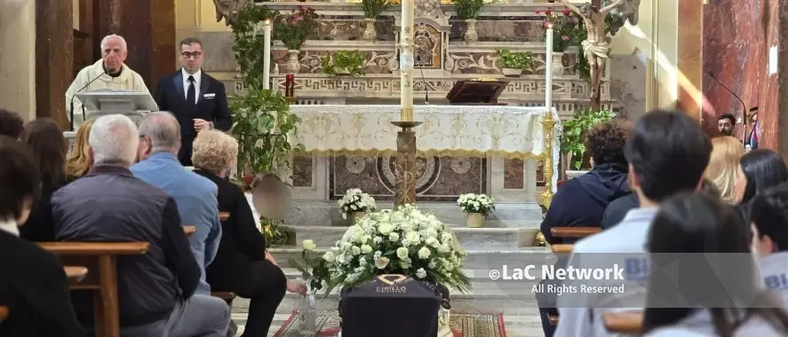 Dolore senza fine a Diamante, centinaia di persone per l'ultimo saluto al piccolo Giovanfrancesco\n
