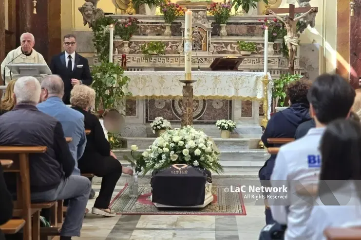 Dolore senza fine a Diamante, centinaia di persone per l'ultimo saluto al piccolo Giovanfrancesco\n