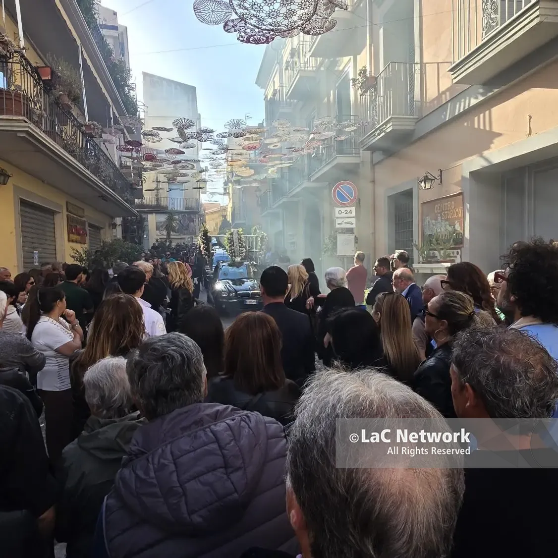 Diamante si è fermata per l’ultimo saluto a Giovanfrancesco: «Non ti dimenticheremo mai»\n