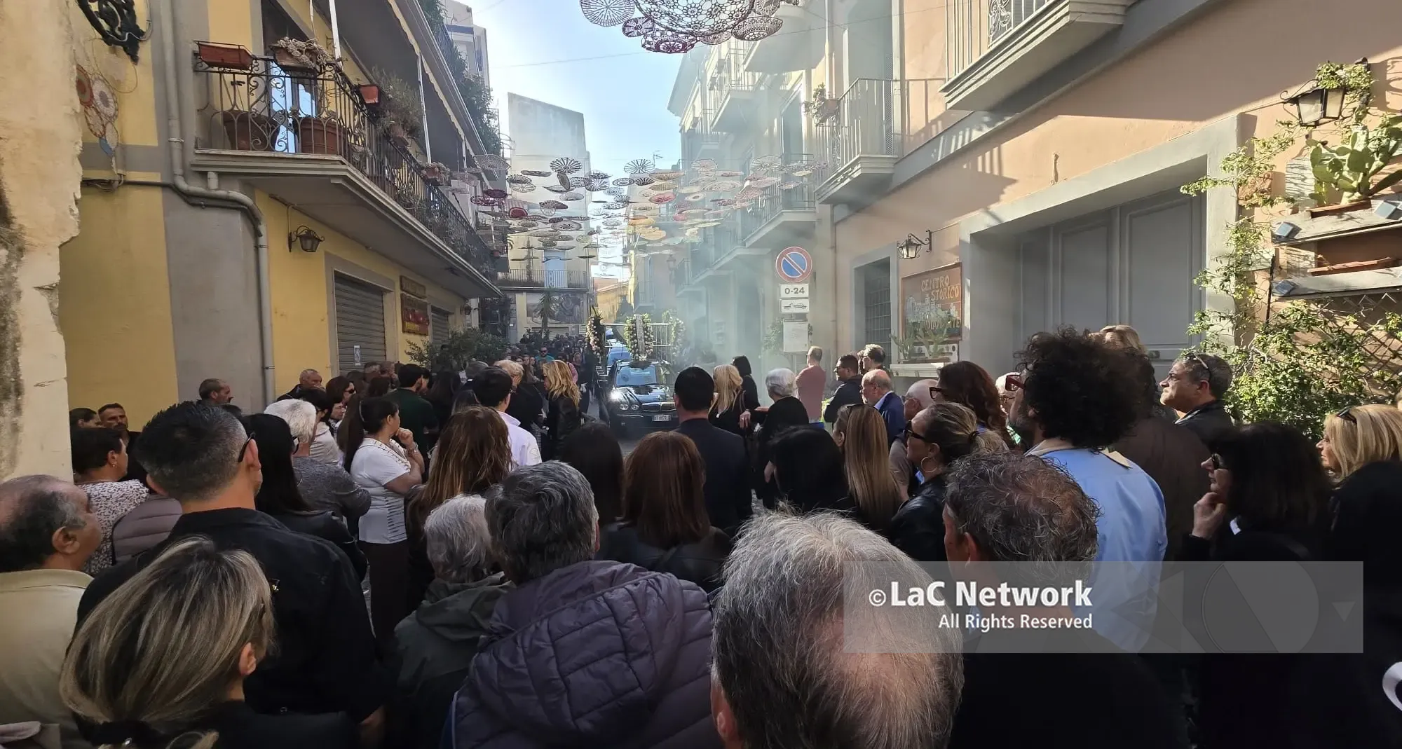 Diamante si è fermata per l’ultimo saluto a Giovanfrancesco: «Non ti dimenticheremo mai»\n
