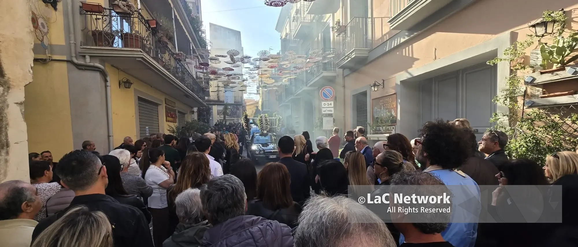 Diamante si è fermata per l’ultimo saluto a Giovanfrancesco: «Non ti dimenticheremo mai»\n