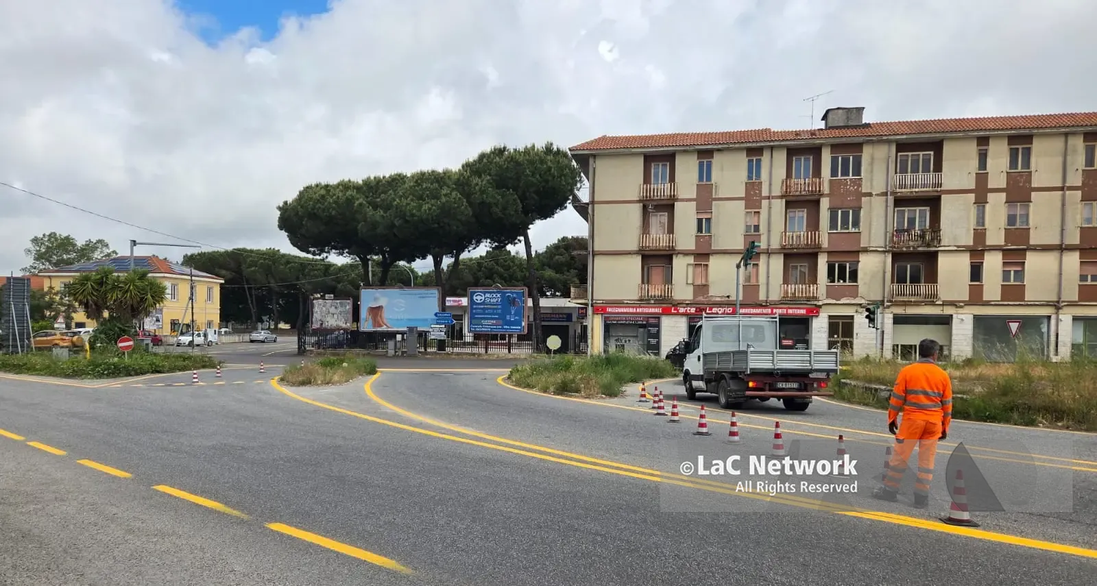 <p>Statale 18, dopo anni di attesa (e incidenti) via ai lavori di realizzazione della <span style=\"color:hsl(0, 75%, 60%);\">nuova rotatoria</span> in Località Aeroporto</p>