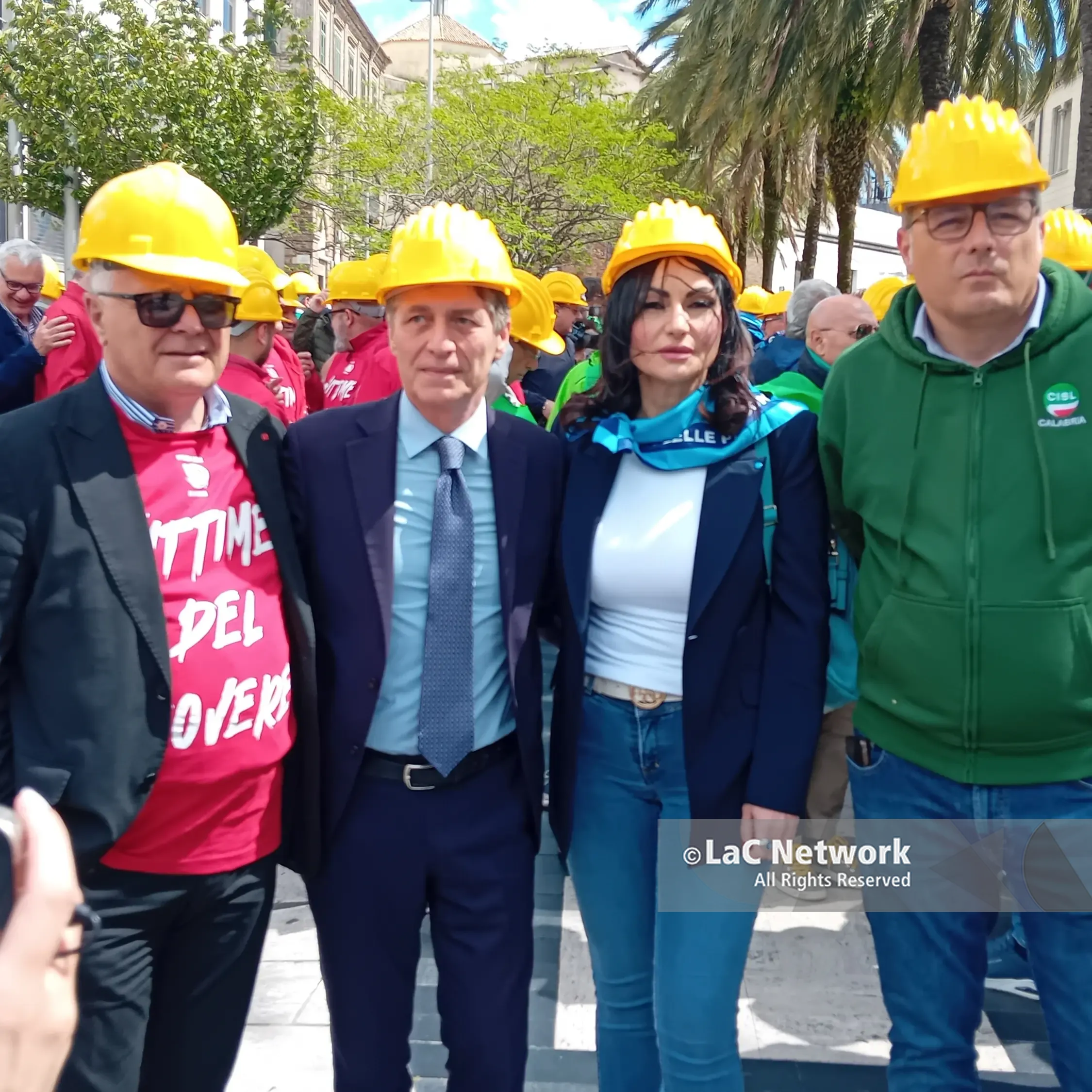 <p>In Calabria il lavoro uccide, a Catanzaro la marcia silenziosa di Cgil, Cisl e Uil per ricordare le morti bianche</p>