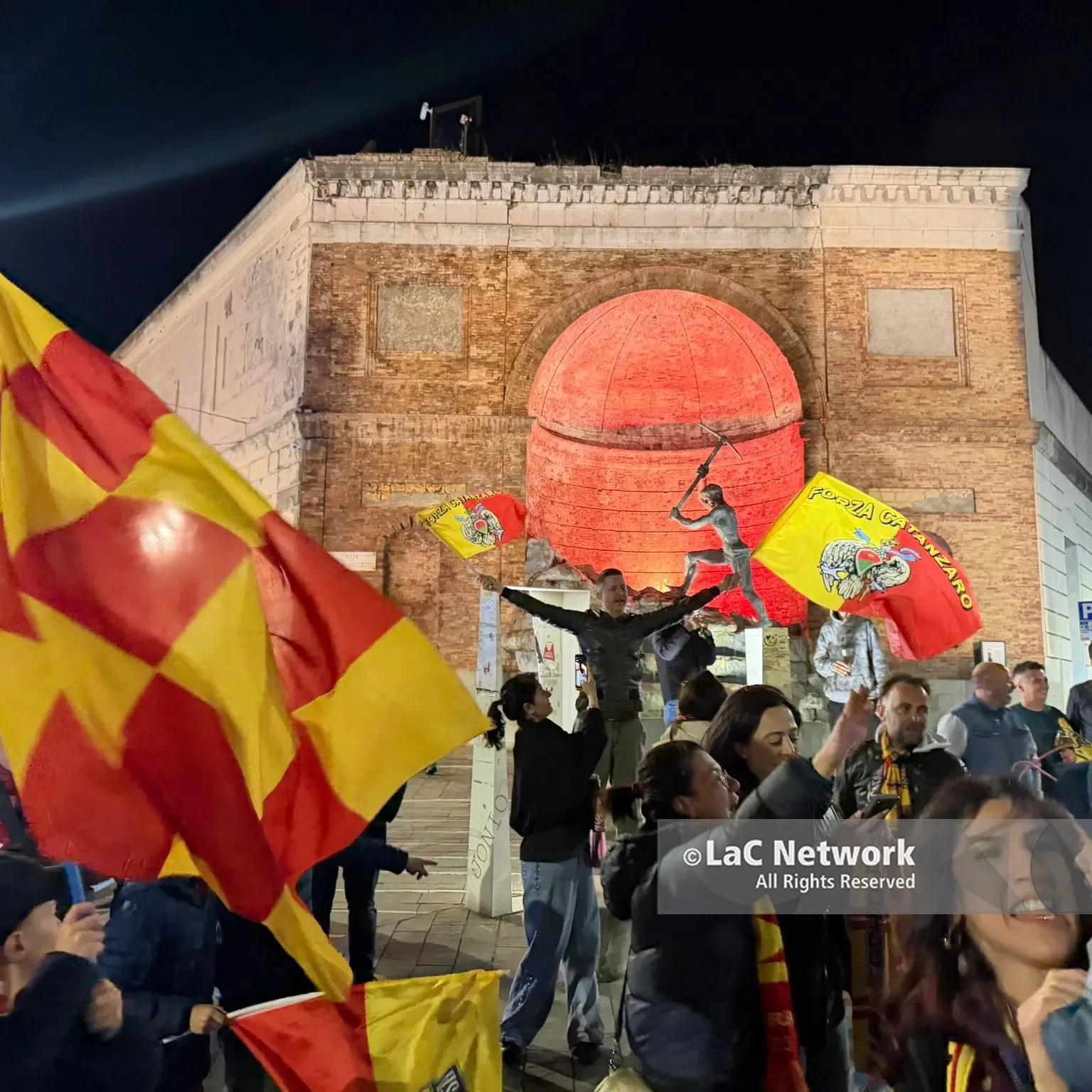 <p>Catanzaro, notte da finale! Clacson, bandiere giallorosse e il Cavatore in festa – <span style=\"color:hsl(0, 75%, 60%);\">VIDEO</span></p>