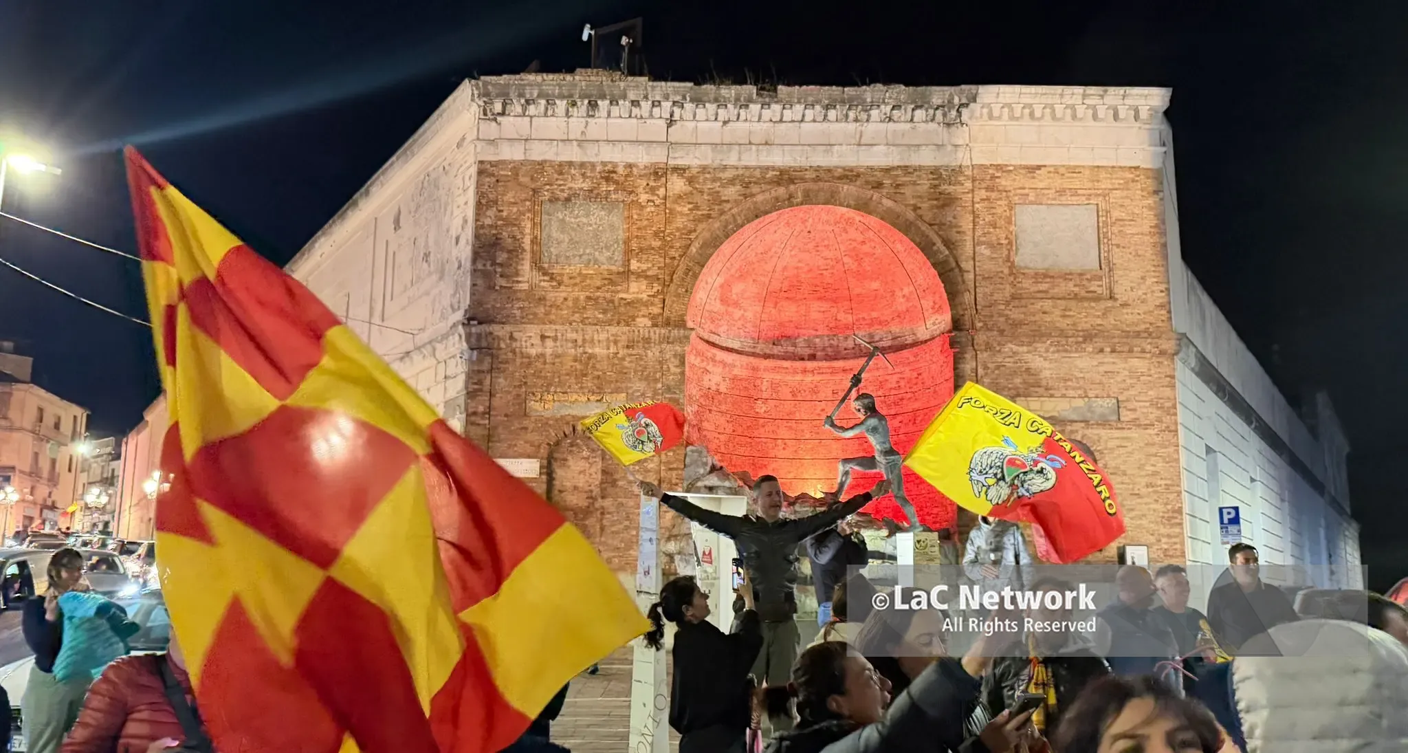 Catanzaro, notte da finale! Clacson, bandiere giallorosse e il Cavatore in festa\u00A0–\u00A0VIDEO\n