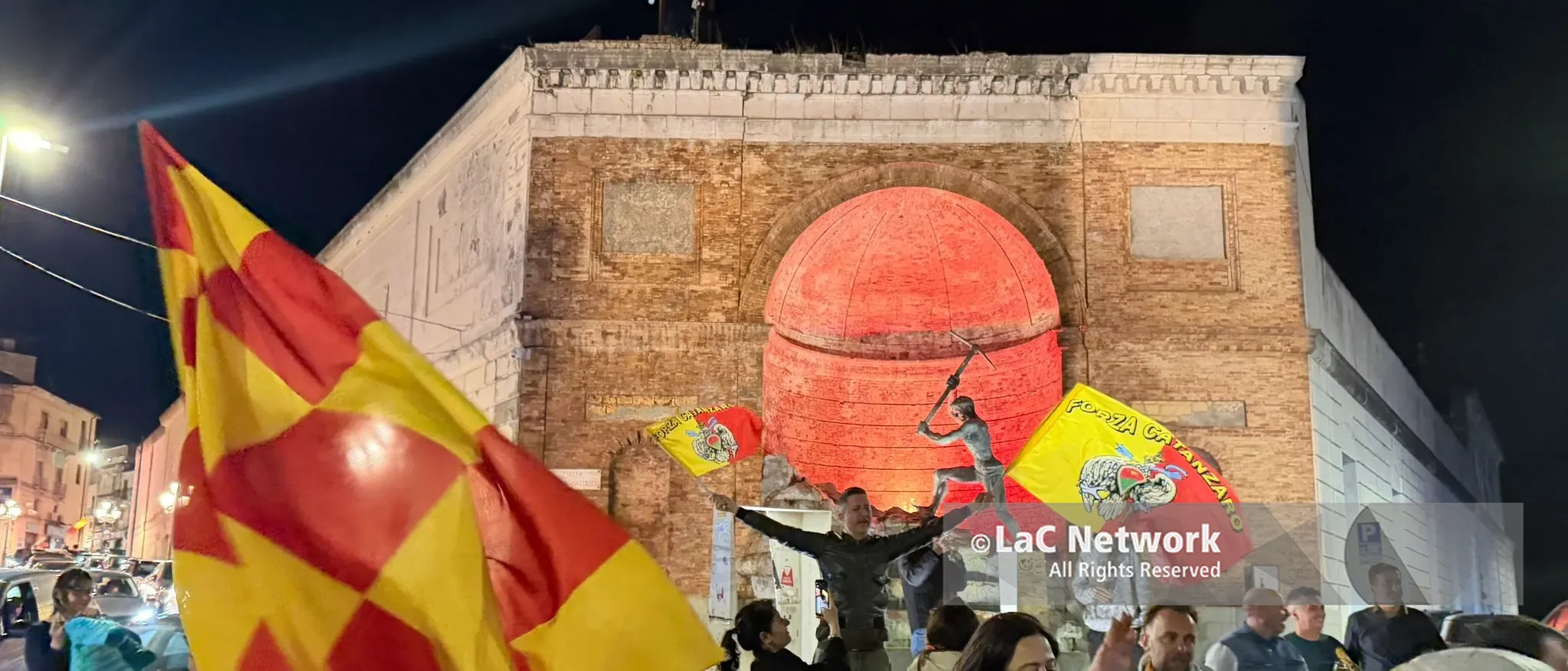 Catanzaro, notte da finale! Clacson, bandiere giallorosse e il Cavatore in festa\u00A0–\u00A0VIDEO\n