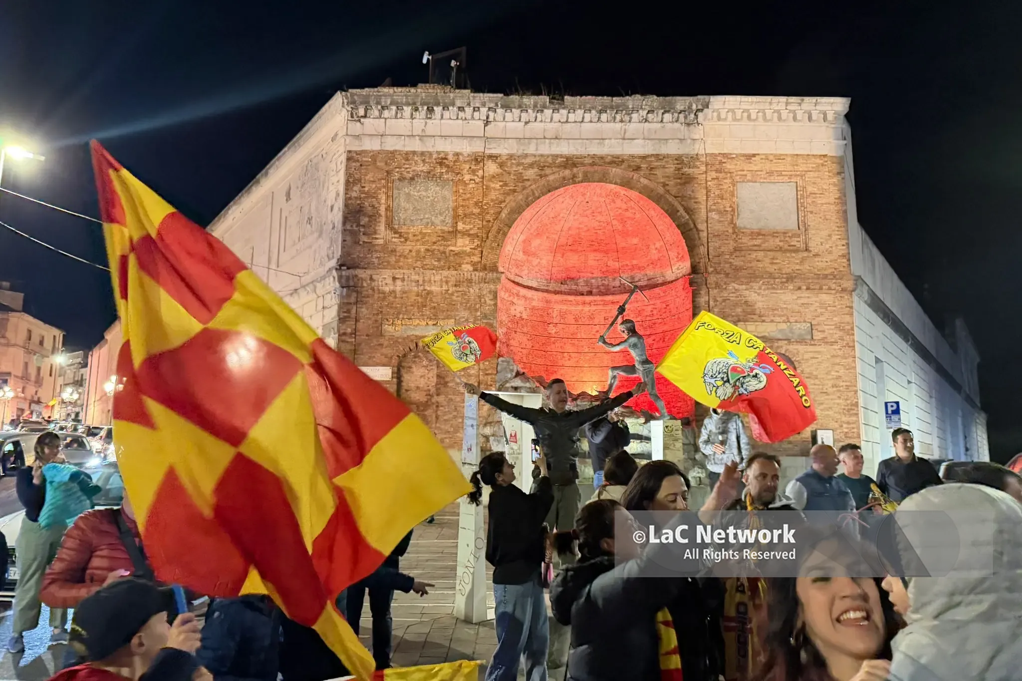 <p>Catanzaro, notte da finale! Clacson, bandiere giallorosse e il Cavatore in festa – <span style=\"color:hsl(0, 75%, 60%);\">VIDEO</span></p><p> </p>