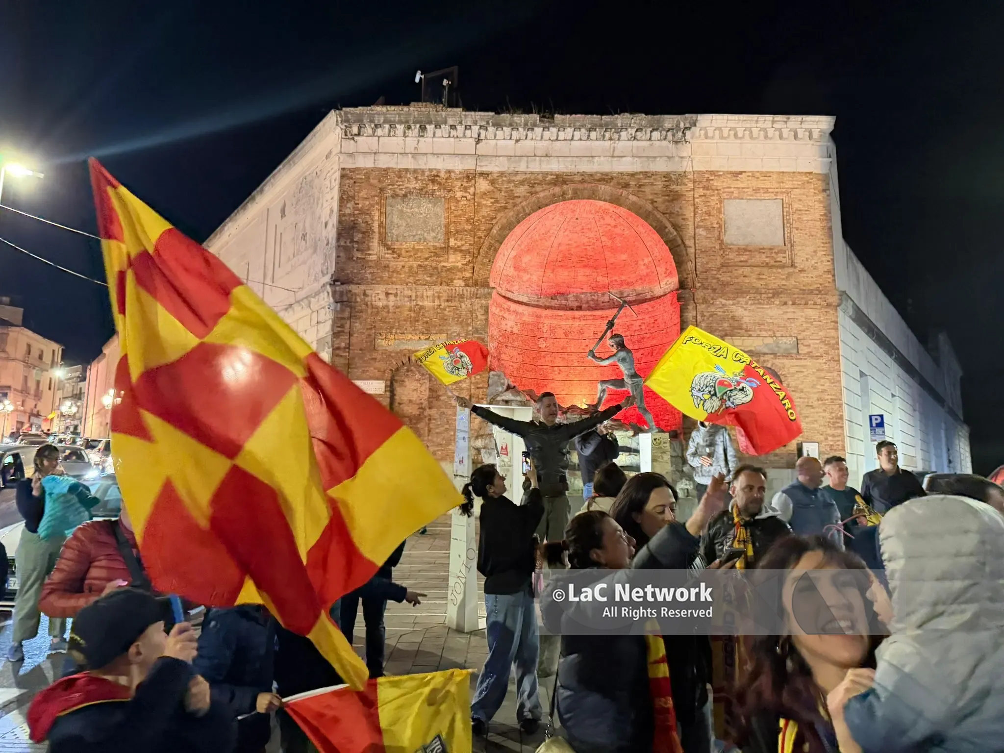 Catanzaro, notte da finale! Clacson, bandiere giallorosse e il Cavatore in festa – VIDEO